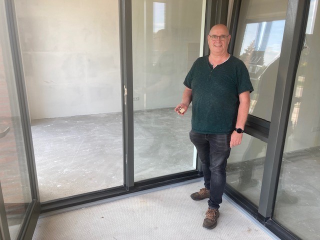 Dhr. Bos met sleutel woning